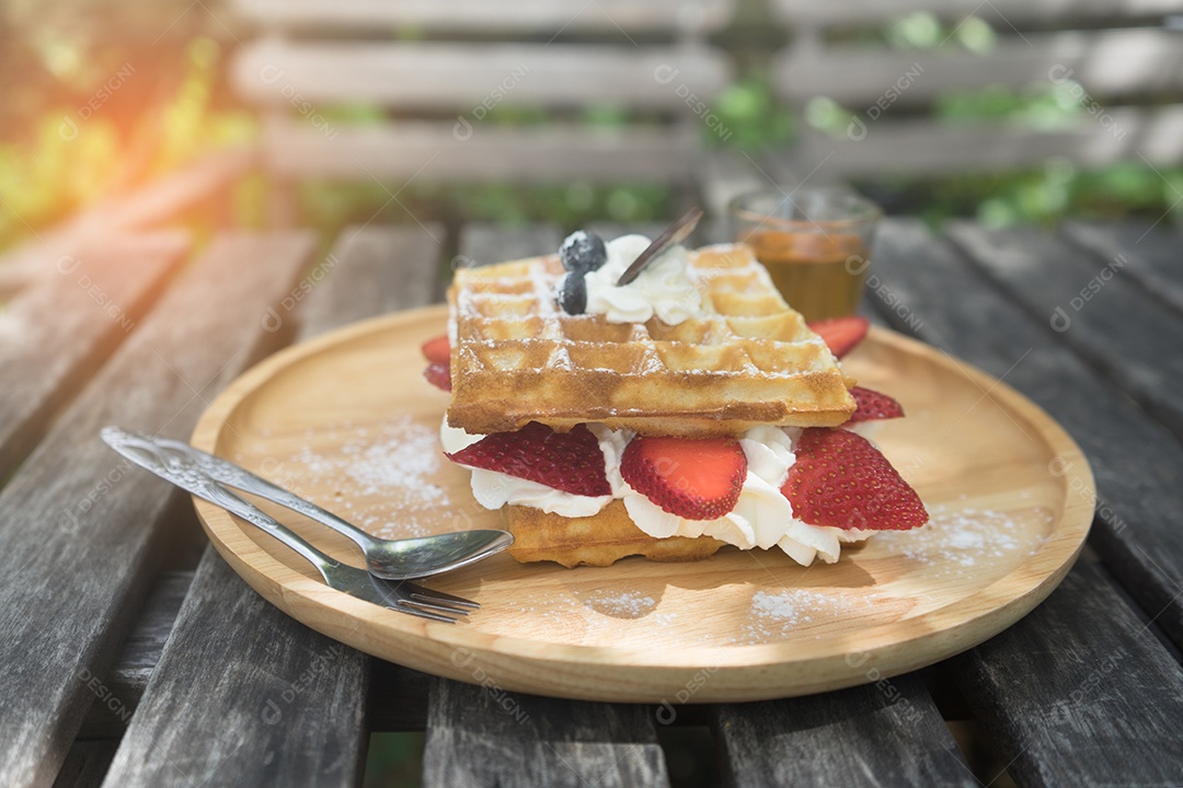 Delicioso waffle com recheio de chantilly e morangos