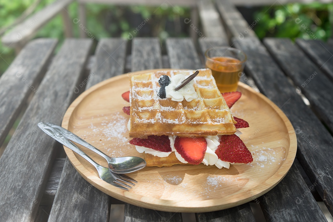 Delicioso waffle com recheio de chantilly e morangos