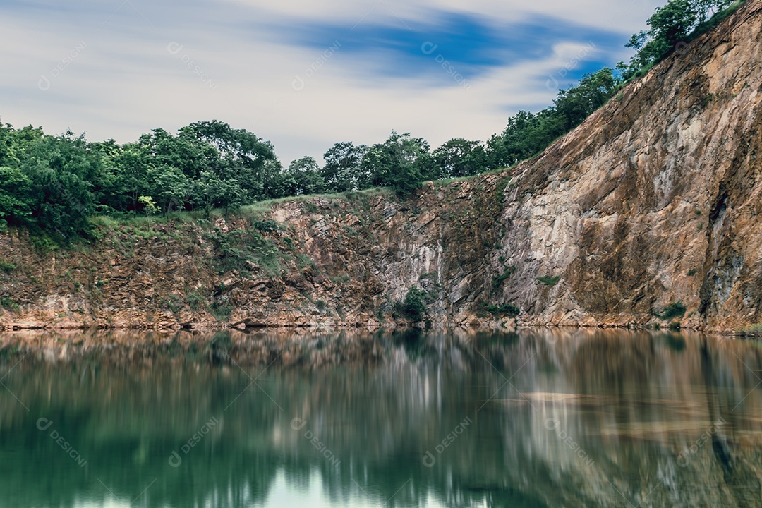 Paisagem do lago com rochas em volta