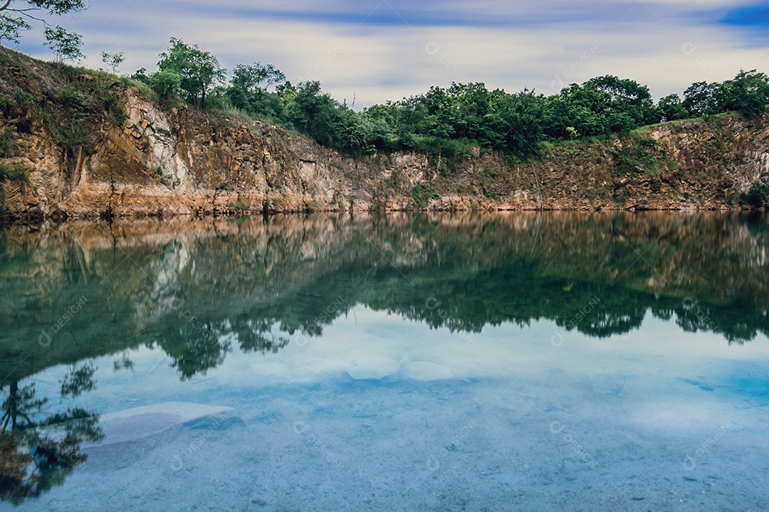 Paisagem do lago com rochas em volta