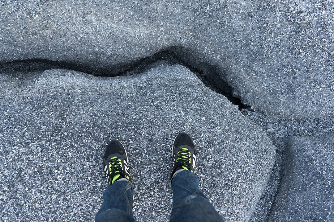 Homem em cima da montanha