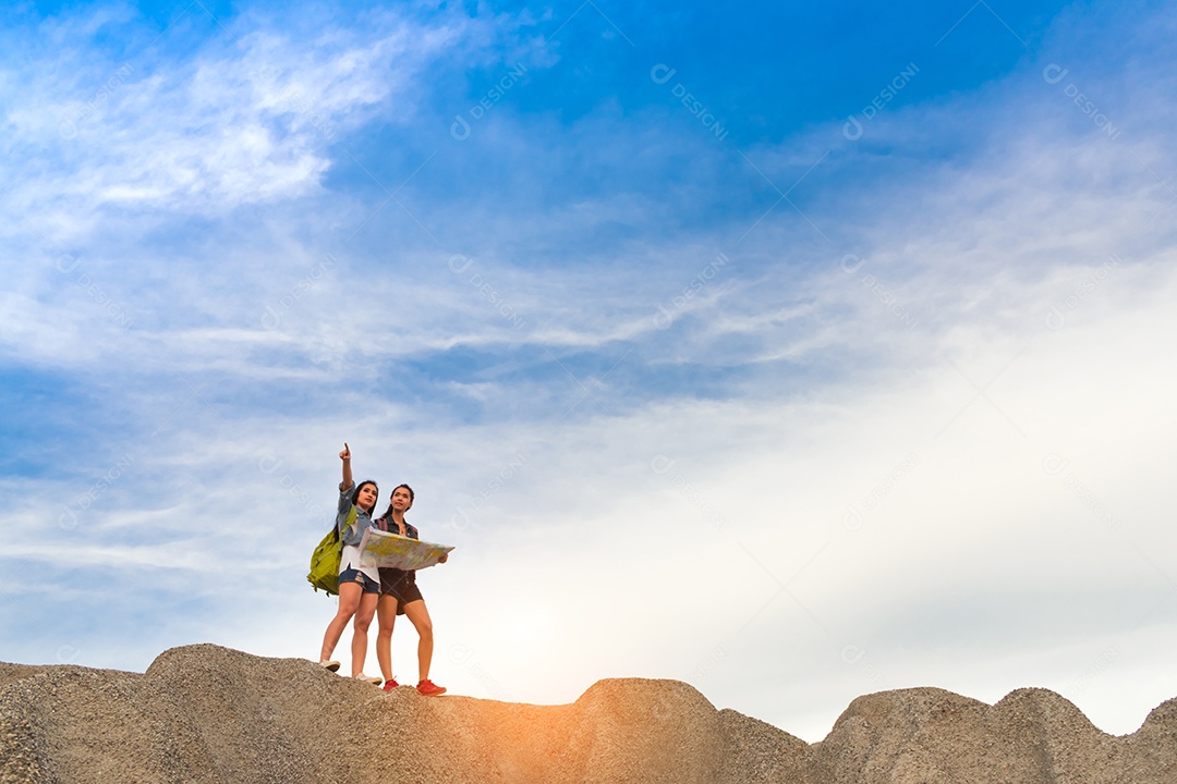 Jovem asiática e amiga com viagem para montanhas