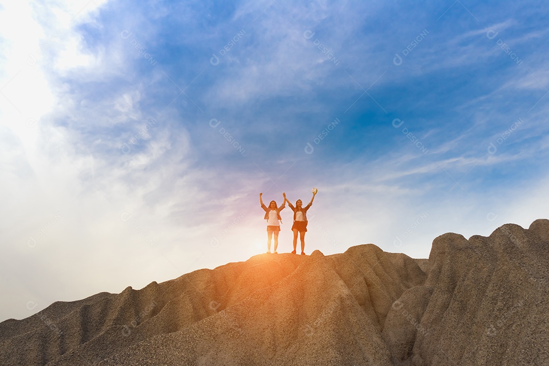 Jovem asiática e amiga com viagem para montanhas