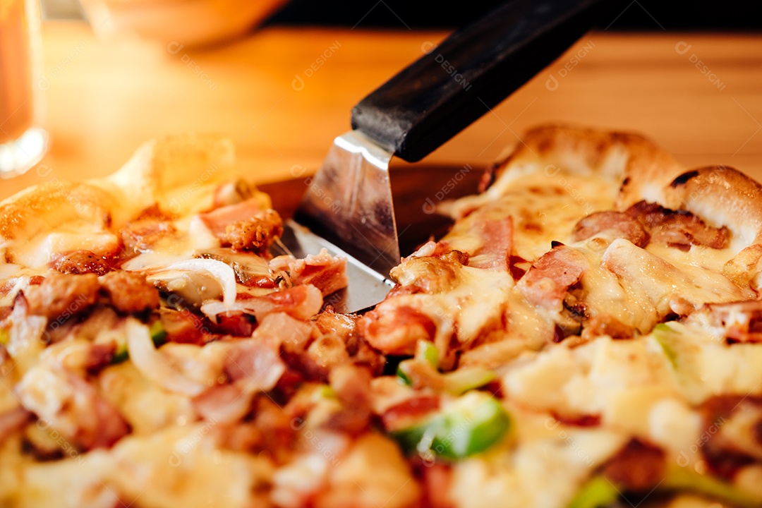 Pizza crosta de queijo molho de cobertura de frutos do mar.