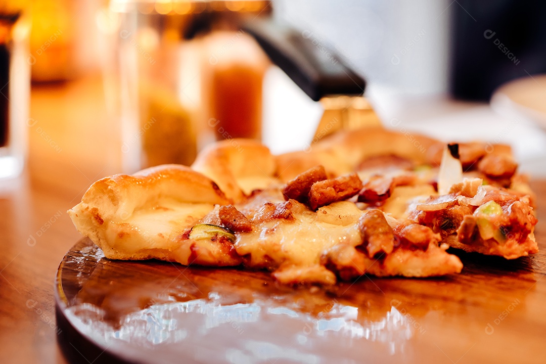 Pizza crosta de queijo molho de cobertura de frutos do mar.