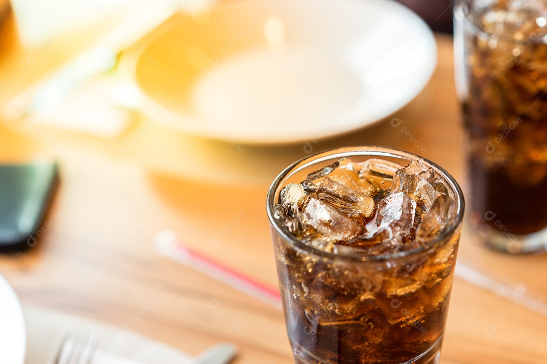 Dois copos de refrigerante sobre a mesa do restaurante