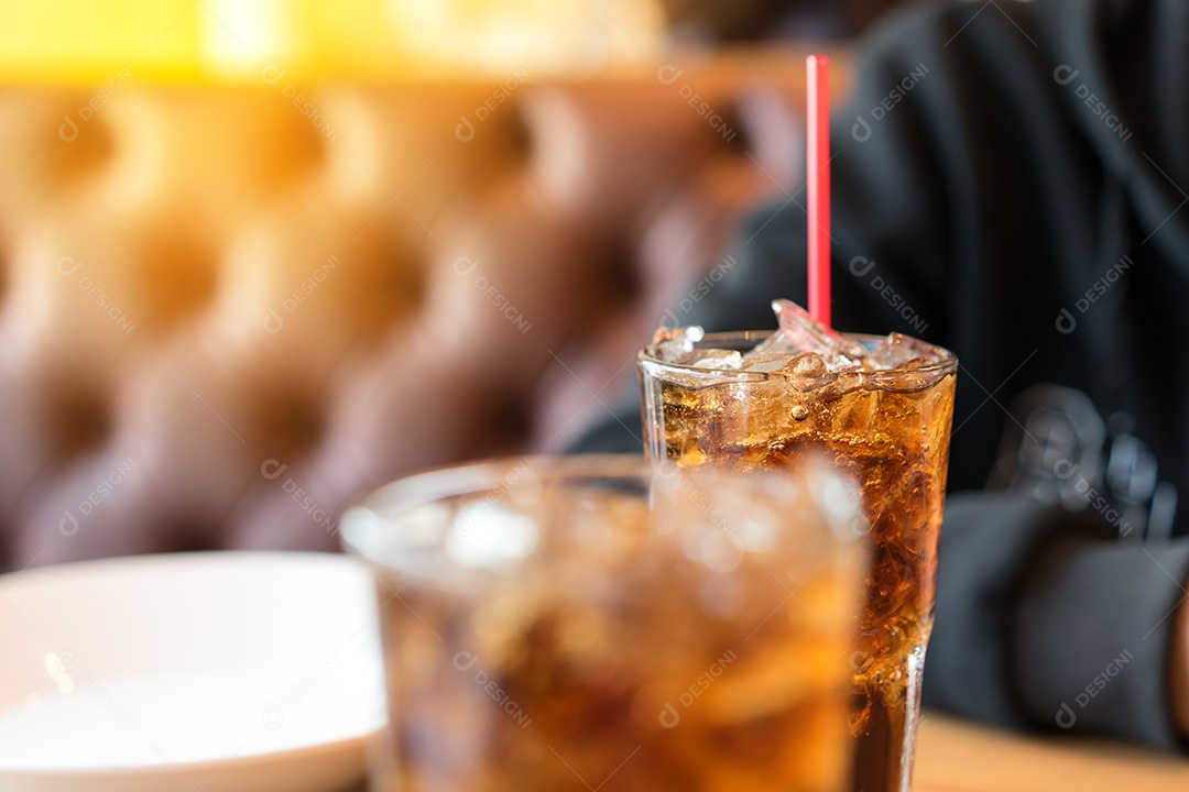 Dois copos de refrigerante sobre a mesa do restaurante