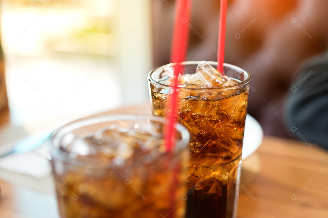 Dois copos de refrigerante sobre a mesa do restaurante