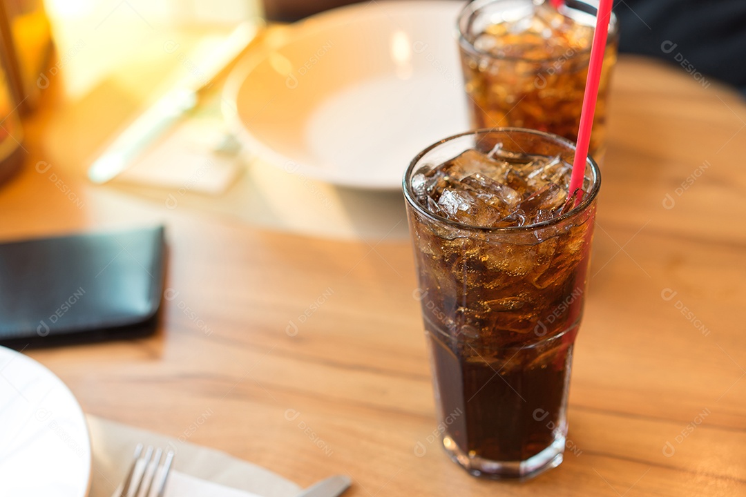 Dois copos de refrigerante sobre a mesa do restaurante