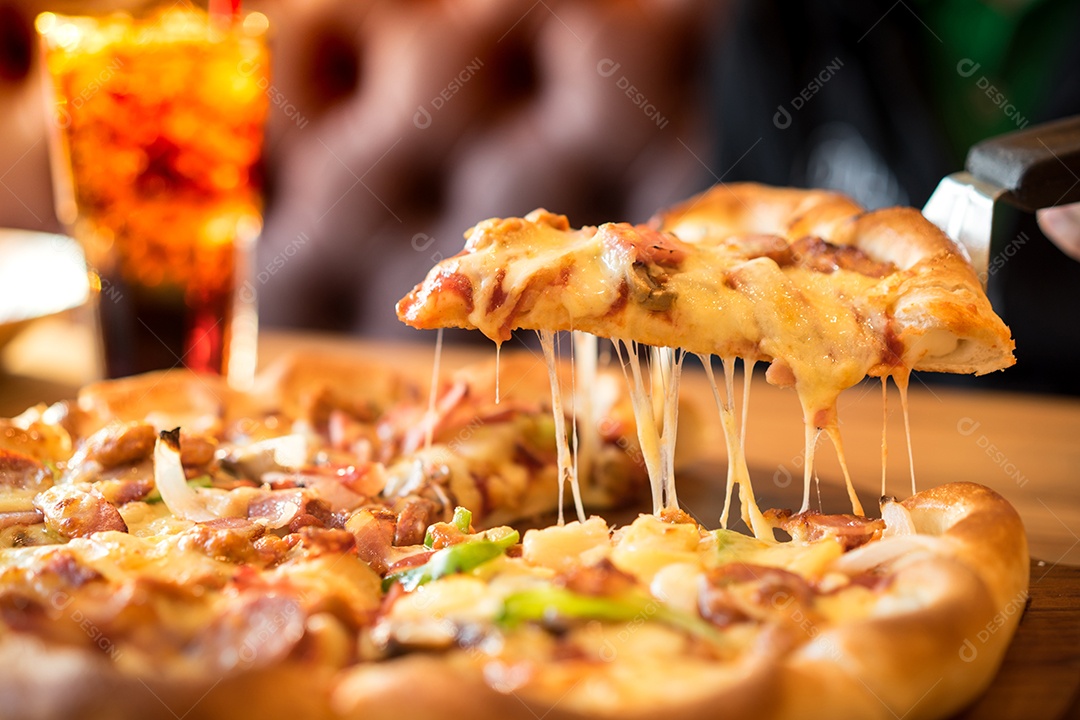 Fatia de pizza de frutos do mar de crosta de queijo