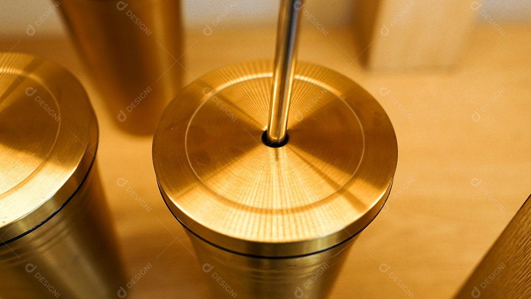 Detalhes de um copo com canudo de aço inoxidável