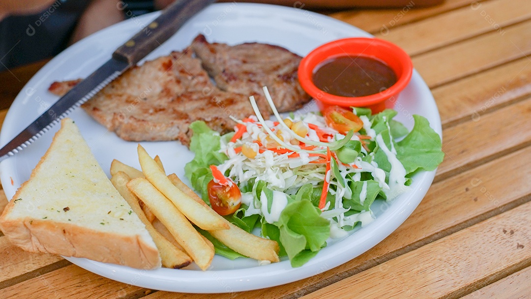 Deliciosa refeição salada bife e molho