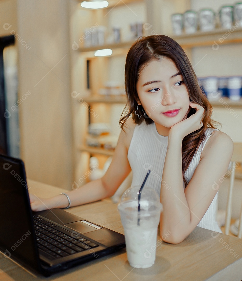 A felicidade de uma jovem asiática sentada trabalhando