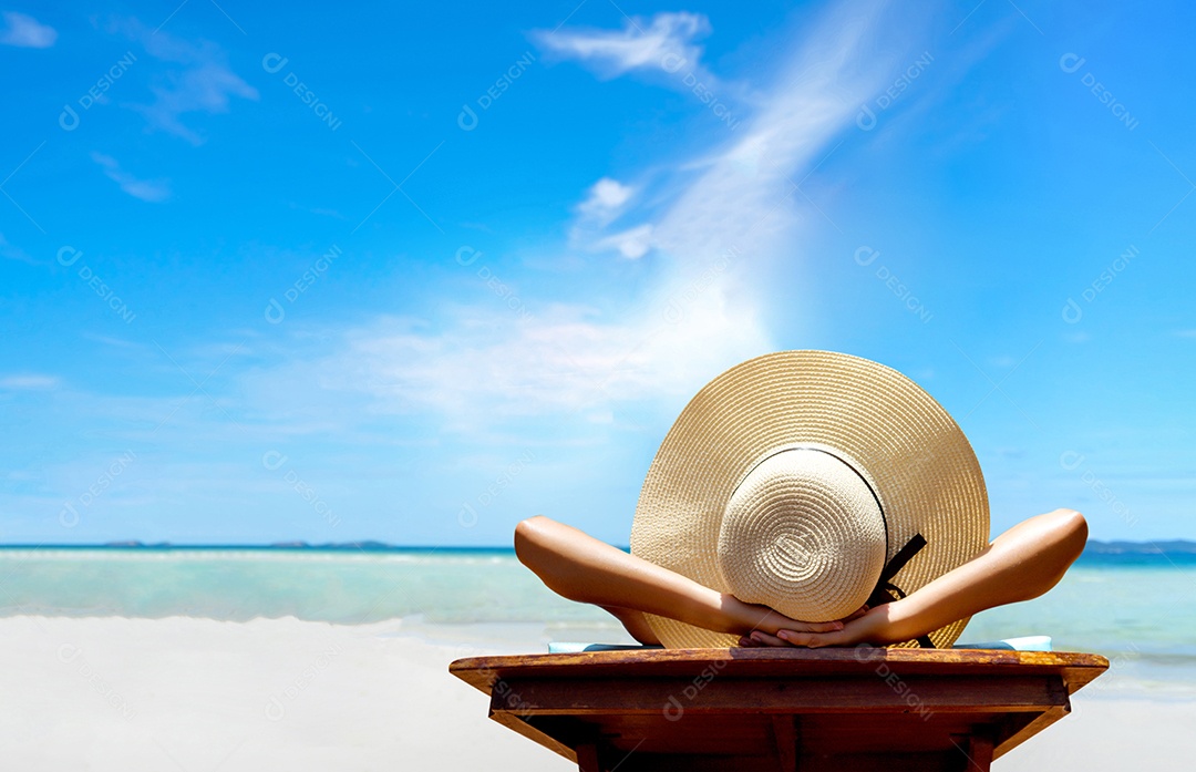 Mulher de biquíni sexy na praia relaxante e resort de descanso nas férias