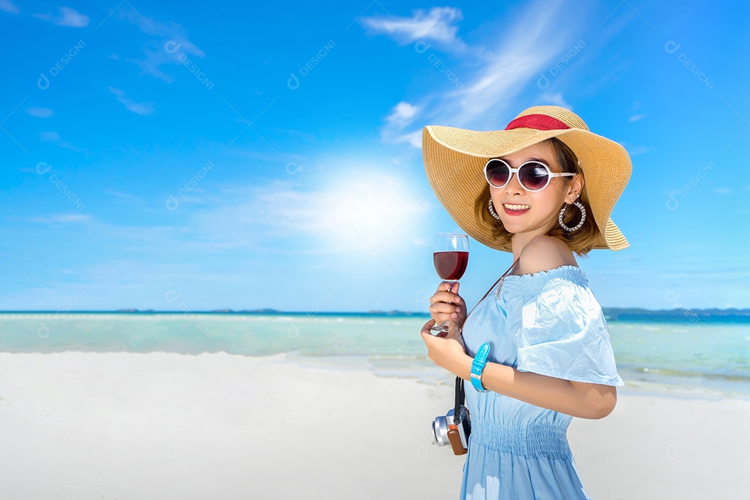 Mulher de biquíni sexy na praia relaxante e resort de descanso nas férias