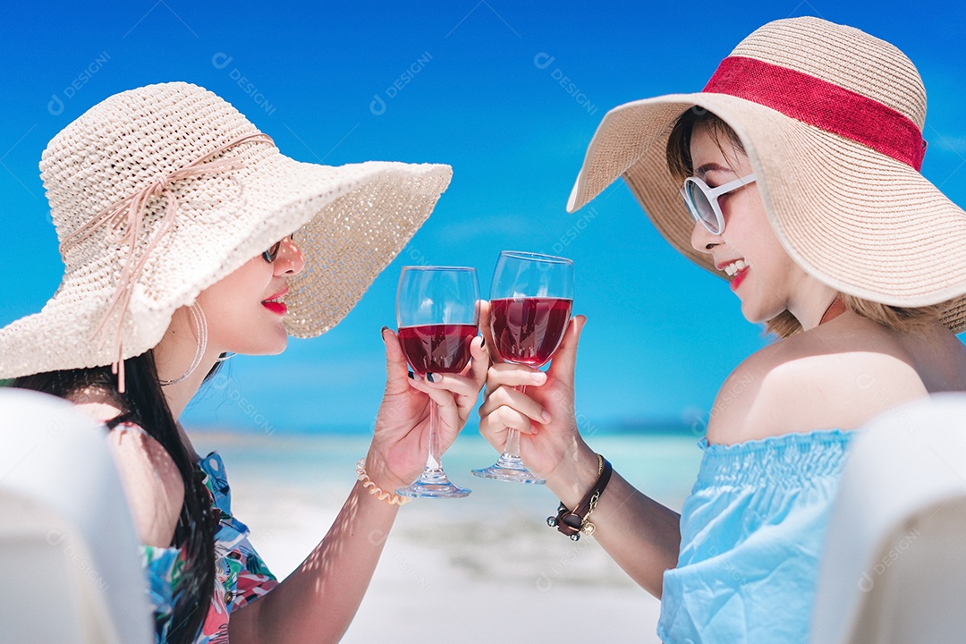 Jovens asiática com vestido na praia de férias