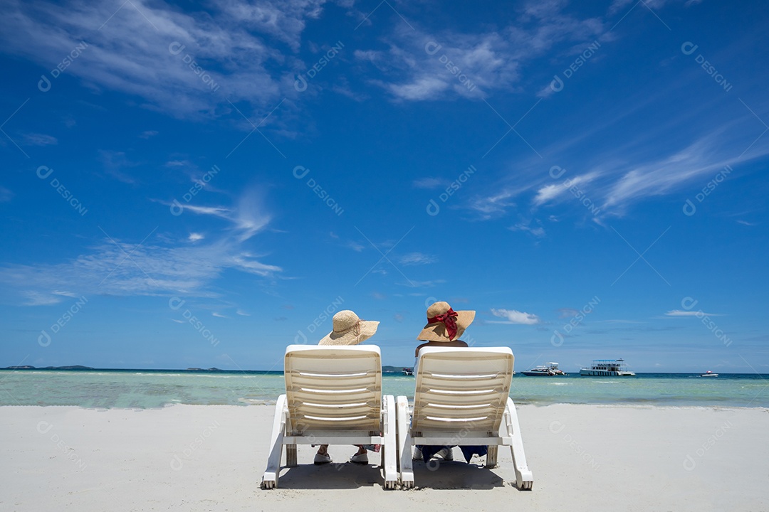 Jovens asiáticas juntas de férias na praia do Havaí