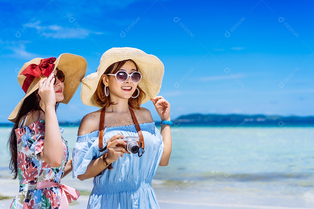 Jovens asiática com vestido no Havaí com chapéu na praia