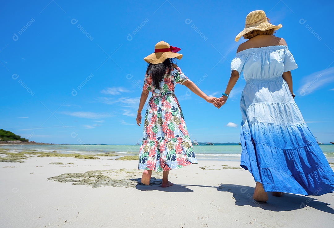 Jovens asiática com vestido no Havaí com chapéu na praia