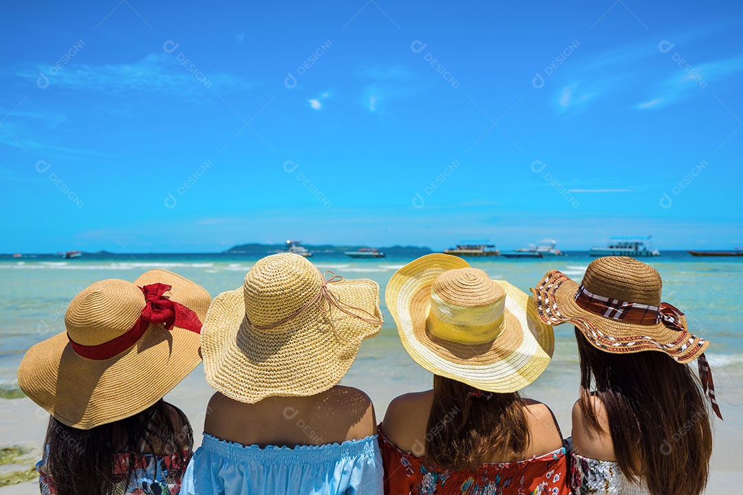 Jovens asiática com vestido no Havaí com chapéu na praia