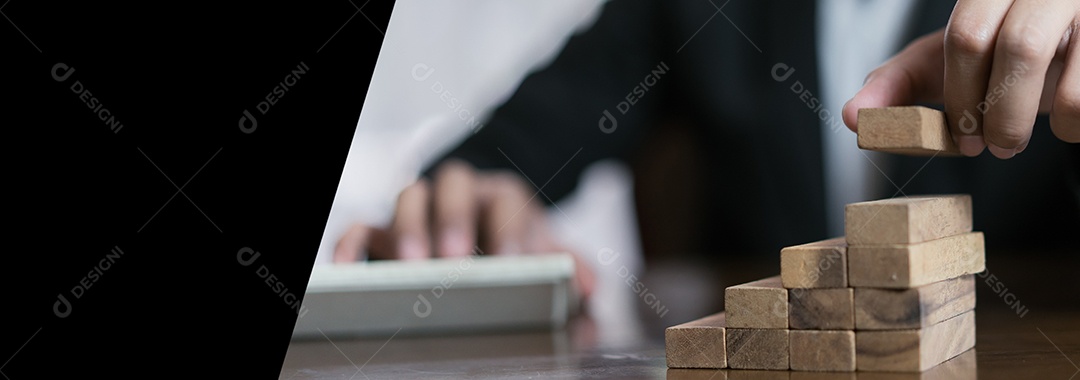 A mão do empresário que puxa o bloco de madeira