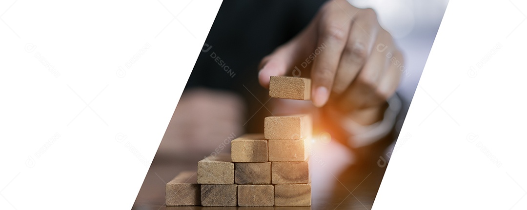 Empresário, planejamento e estratégia, colocando blocos de madeira