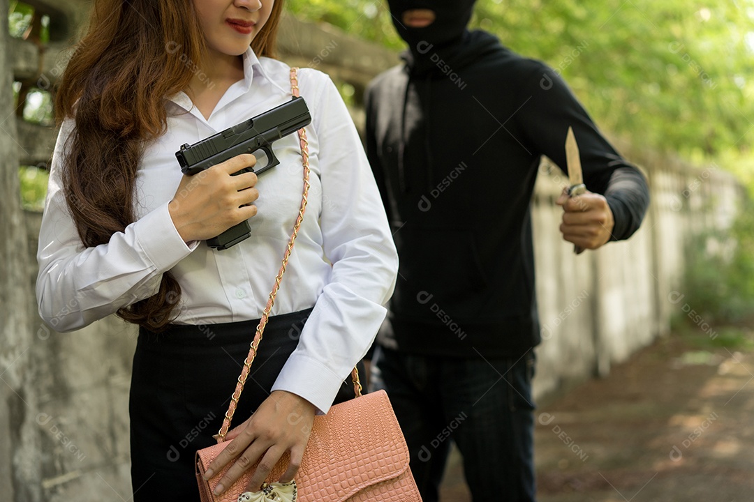 Mulher com arma para ladrão