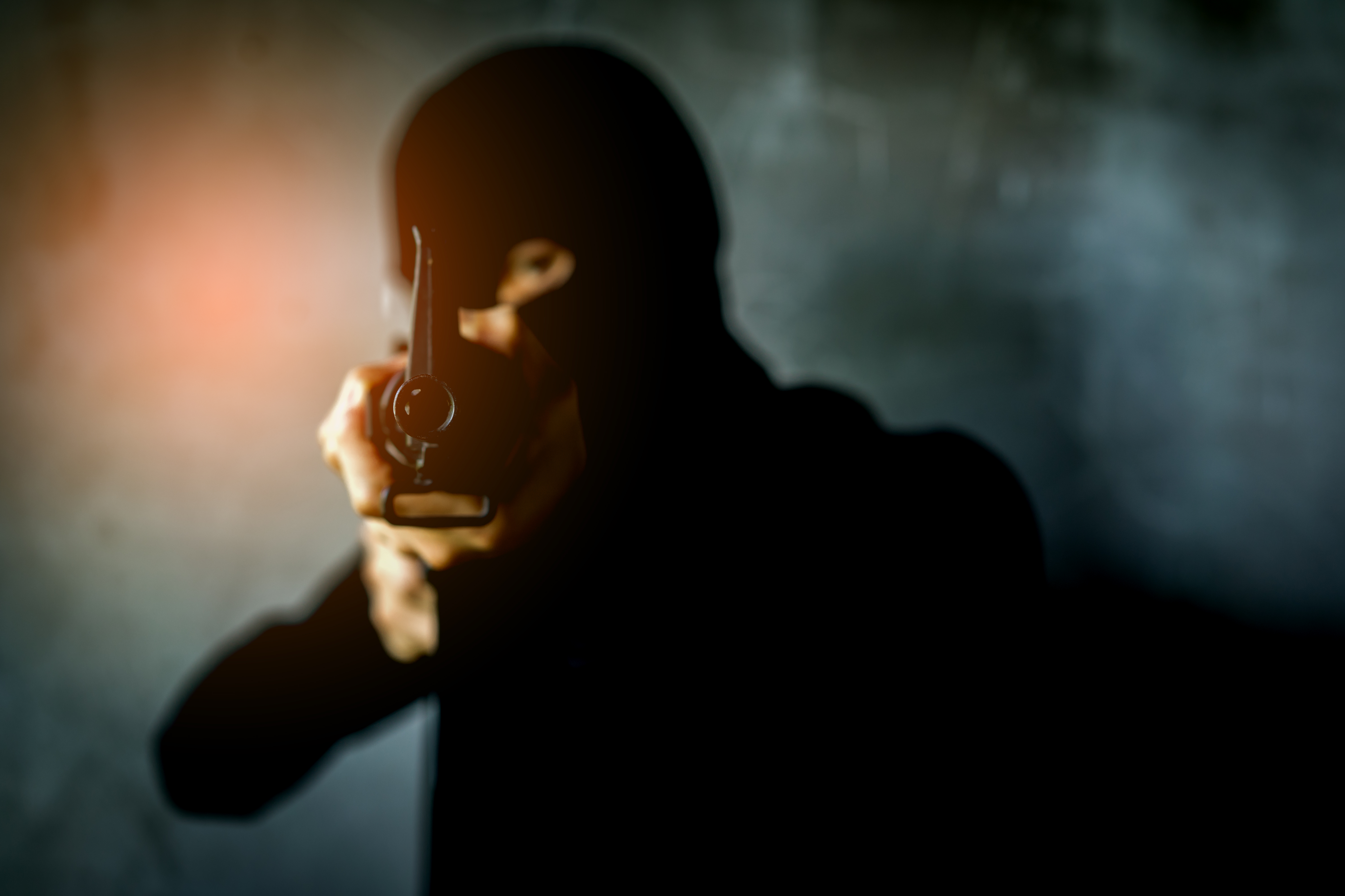 Ladrão criminoso segurando o conceito de arma