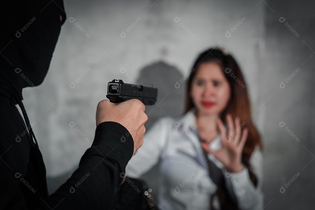 Mulher amarrada com conceito de refém de bandido