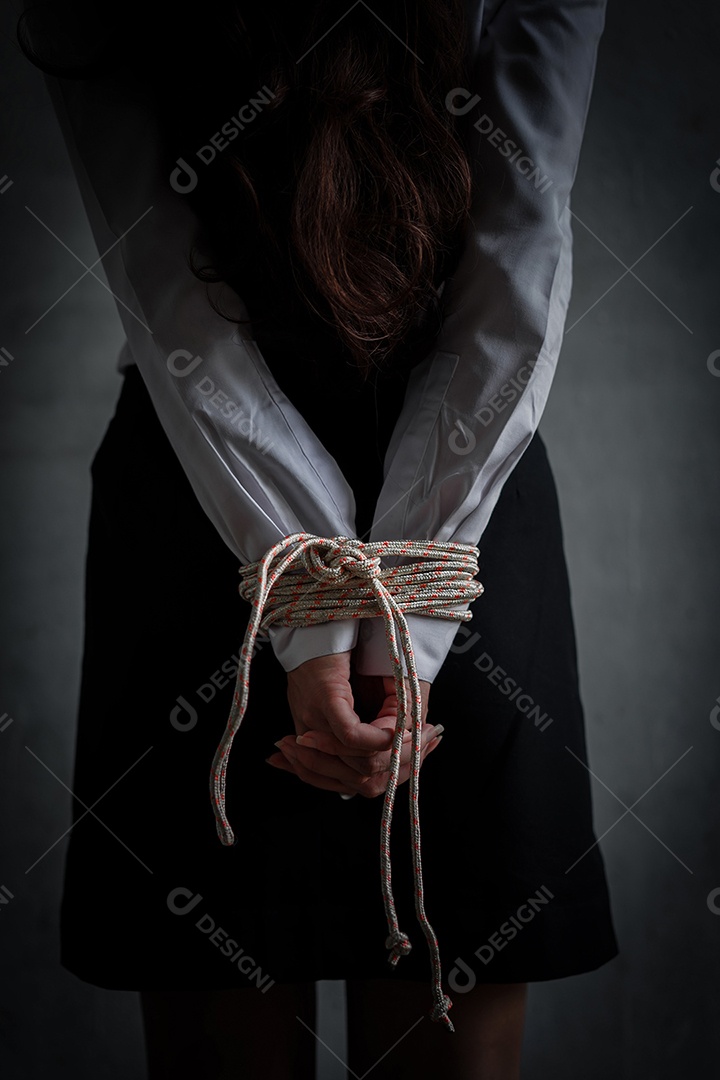 Mulher refém amarrada com conceito de ladrão