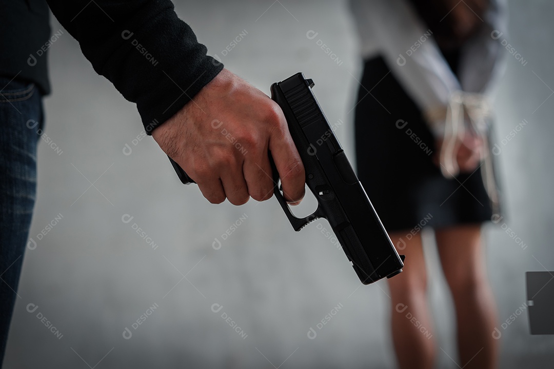 Mulher refém amarrada com conceito de ladrão