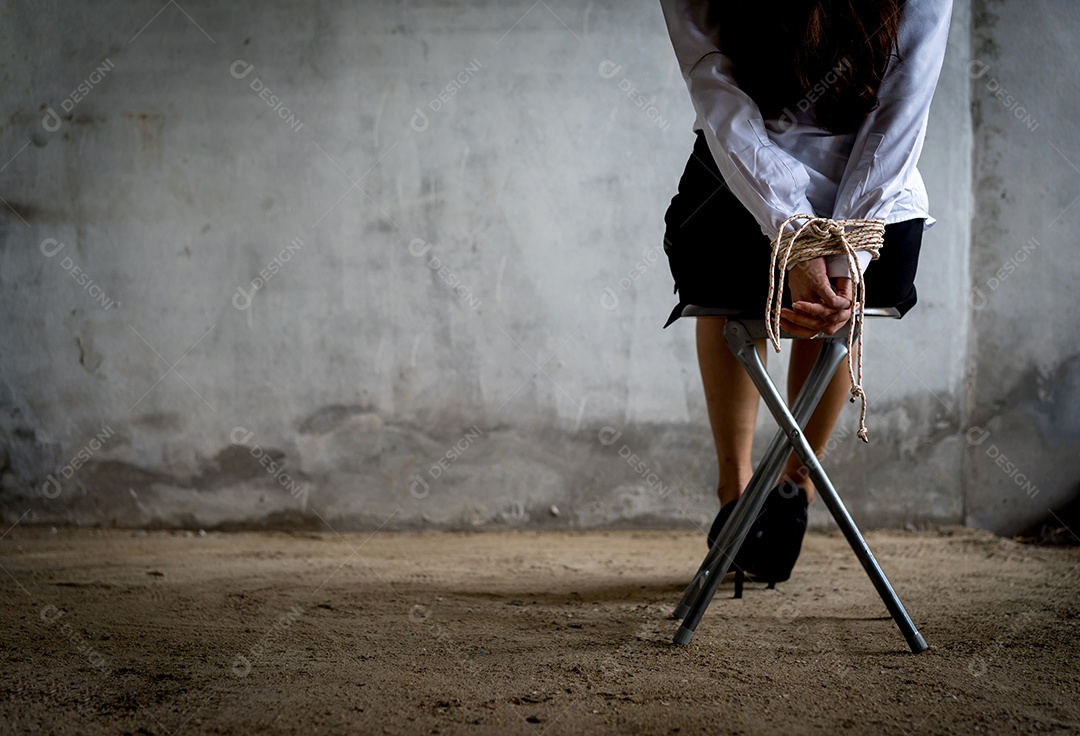 Mulher de negócios amarrada com conceito de refém