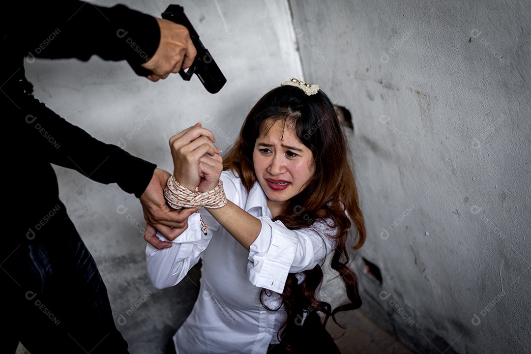 Bandidos ou refém feminina em casa abandonada