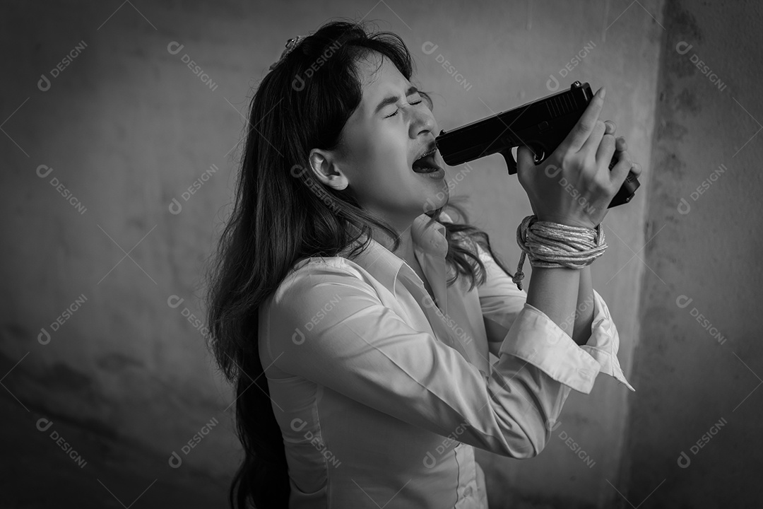 Mulher com arma de fogo, conceito suicídio
