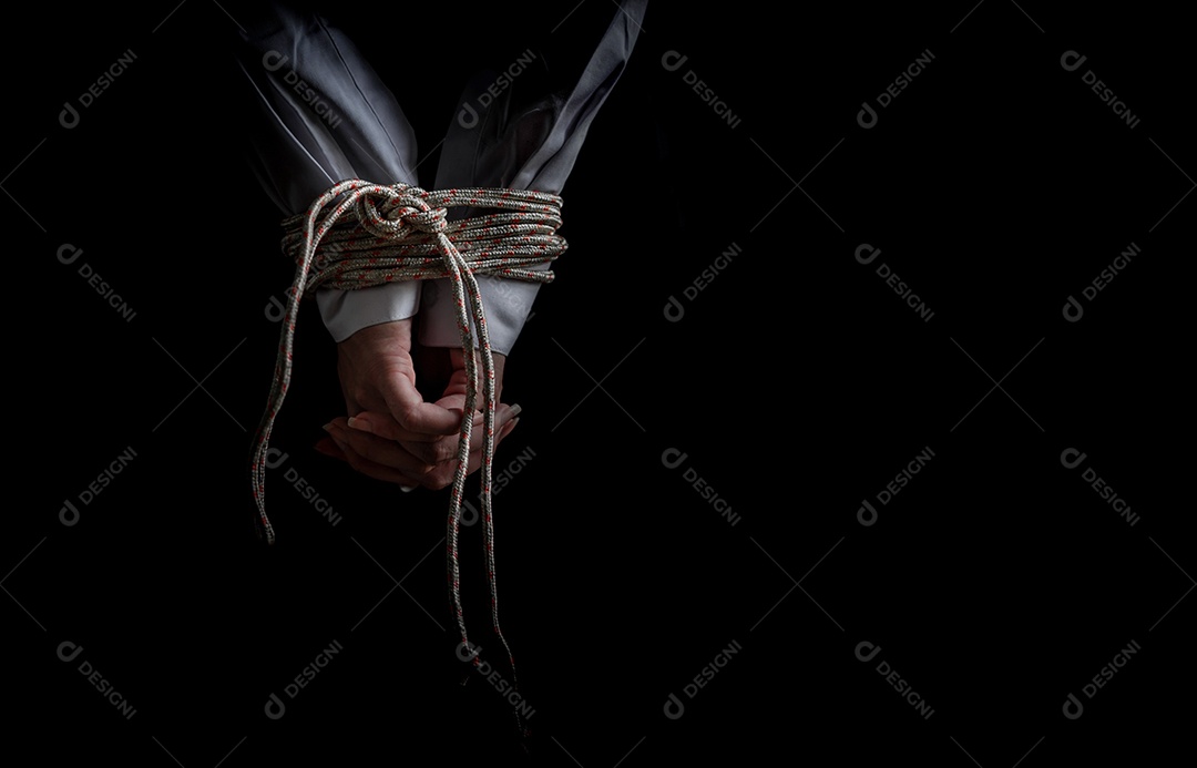 Mãos amarradas para trás de mulher refém