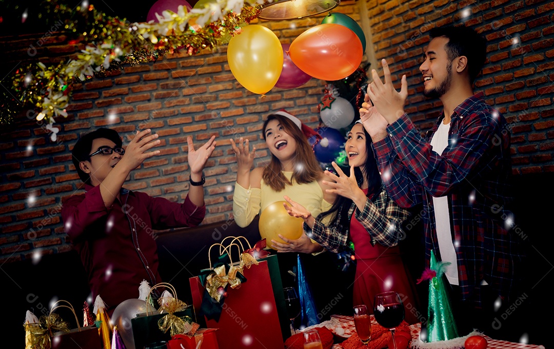 Homens e mulheres jovens agrupam a festa de natal