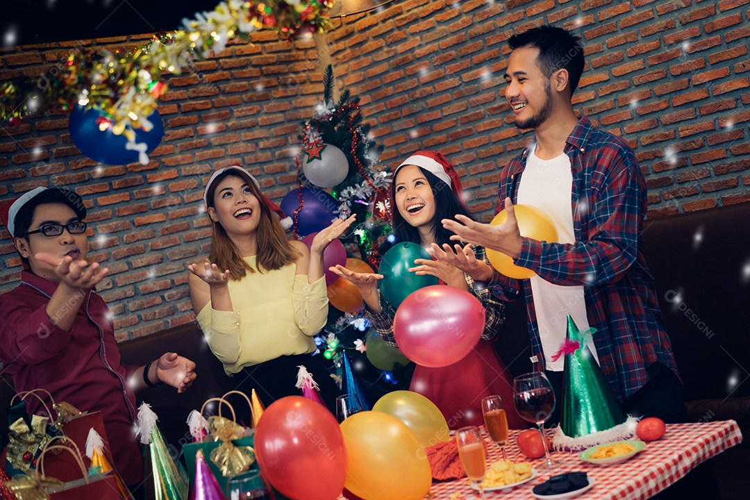 Homens e mulheres jovens agrupam a festa de natal