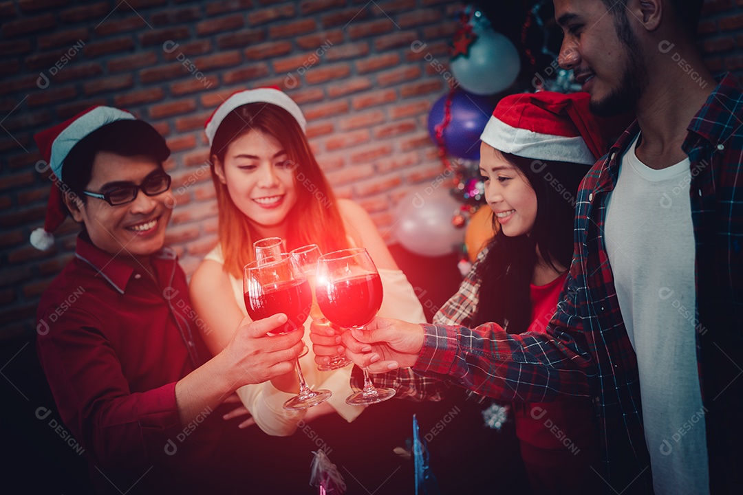 Homens e mulheres jovens agrupam a festa de natal