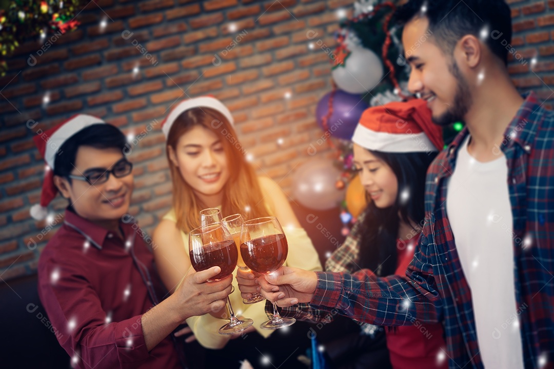 Homens e mulheres jovens agrupam a festa de natal