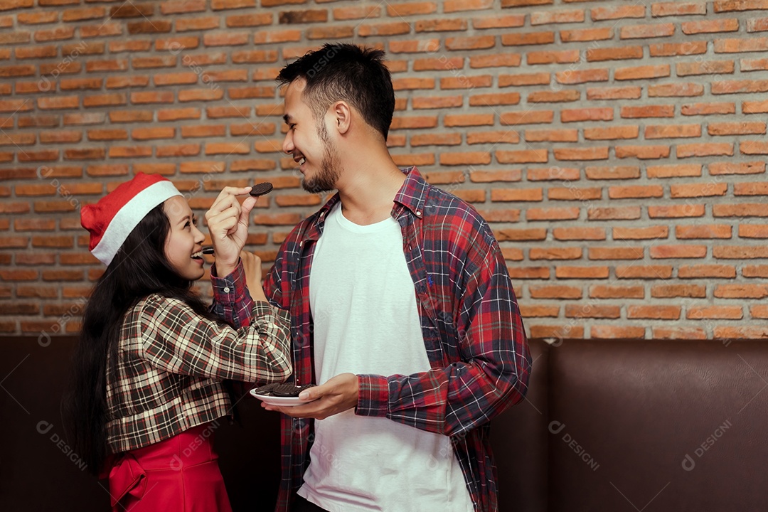 Homens e mulheres jovens agrupam a festa de natal