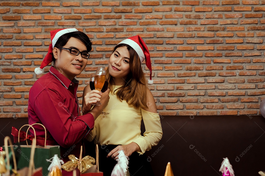 Homens e mulheres jovens agrupam a festa de natal