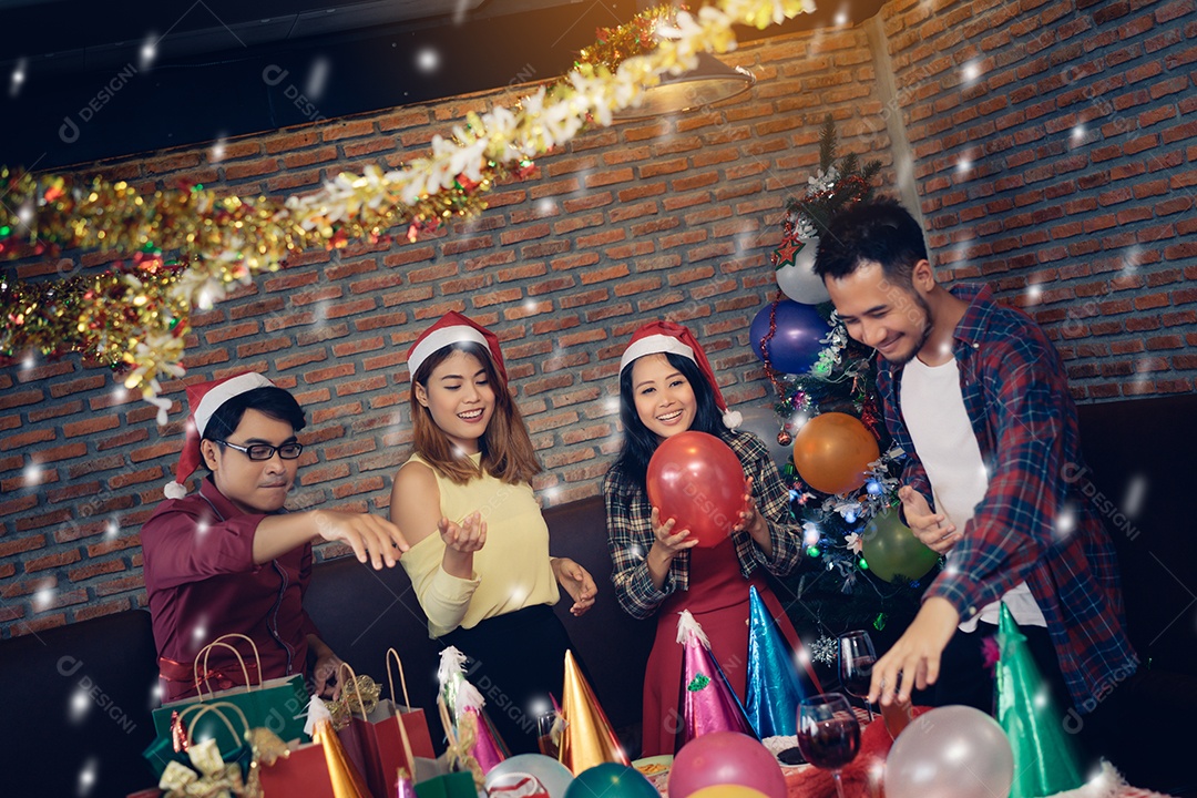 Homens e mulheres jovens agrupam a festa de natal