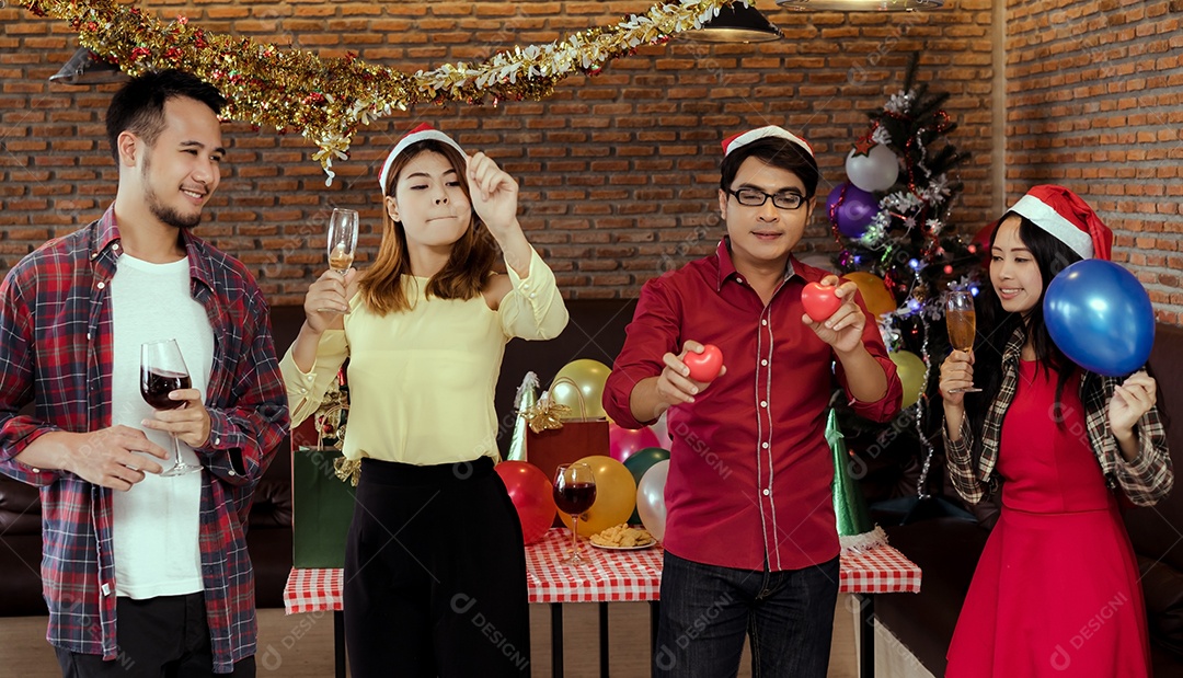 Homens e mulheres jovens agrupam a festa de natal