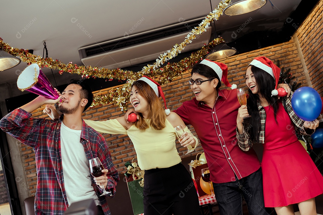 Homens e mulheres jovens agrupam a festa de natal