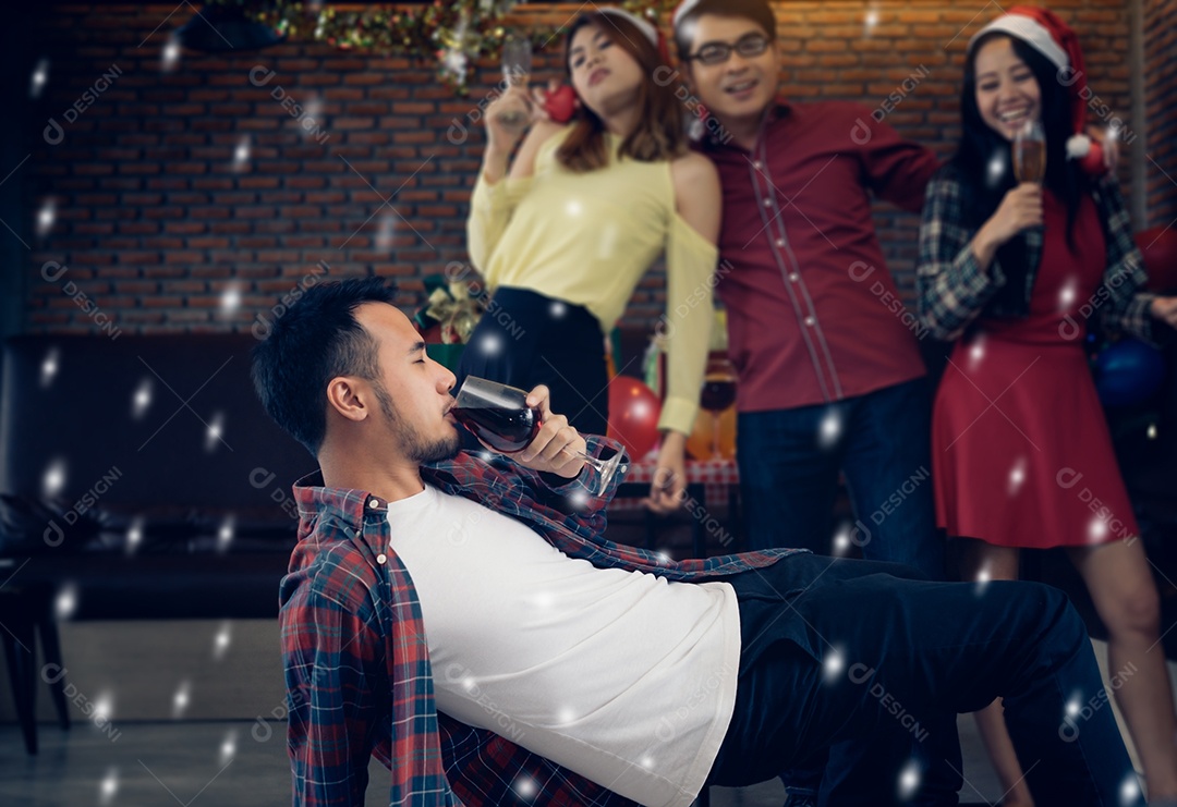 Homens e mulheres jovens em festa de natal