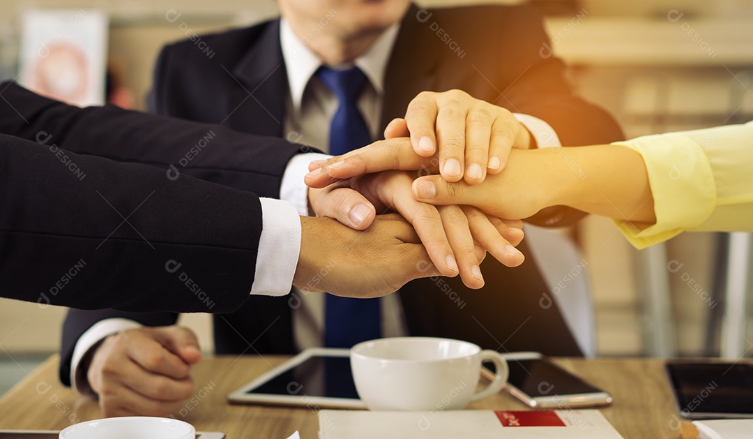 O trabalho em equipe de negócios junta-se ao projeto de reunião