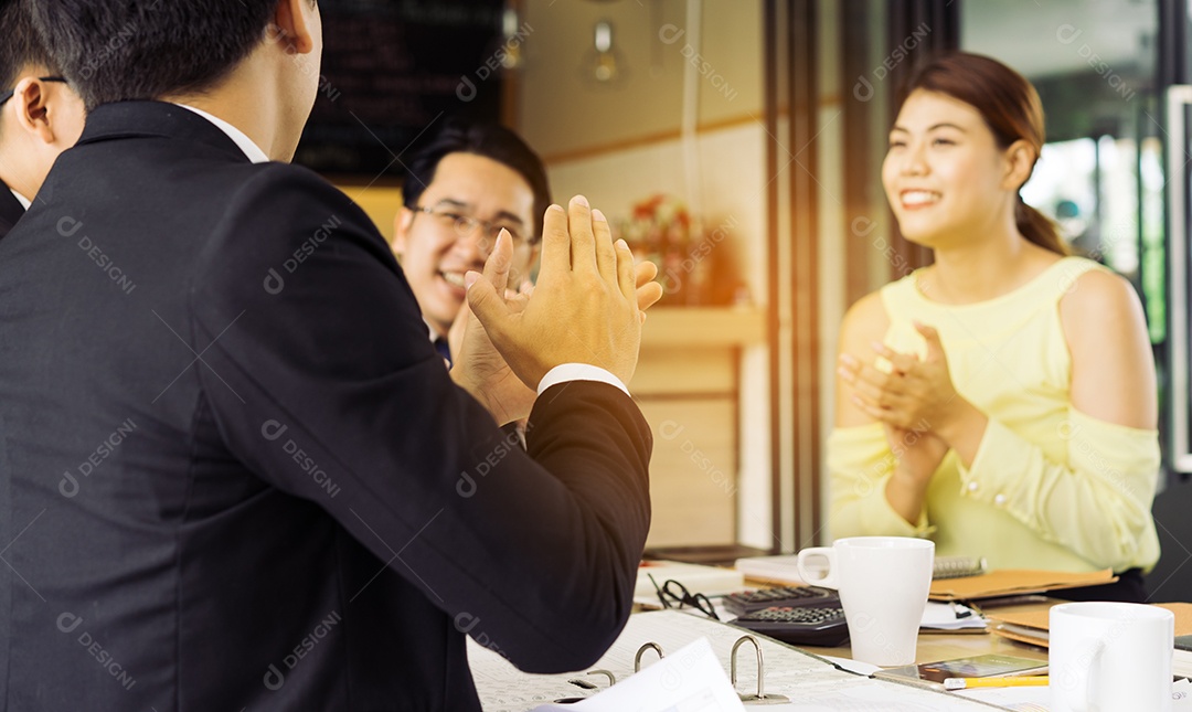 Projeto de sucesso do trabalho em equipe de negócios no escritório