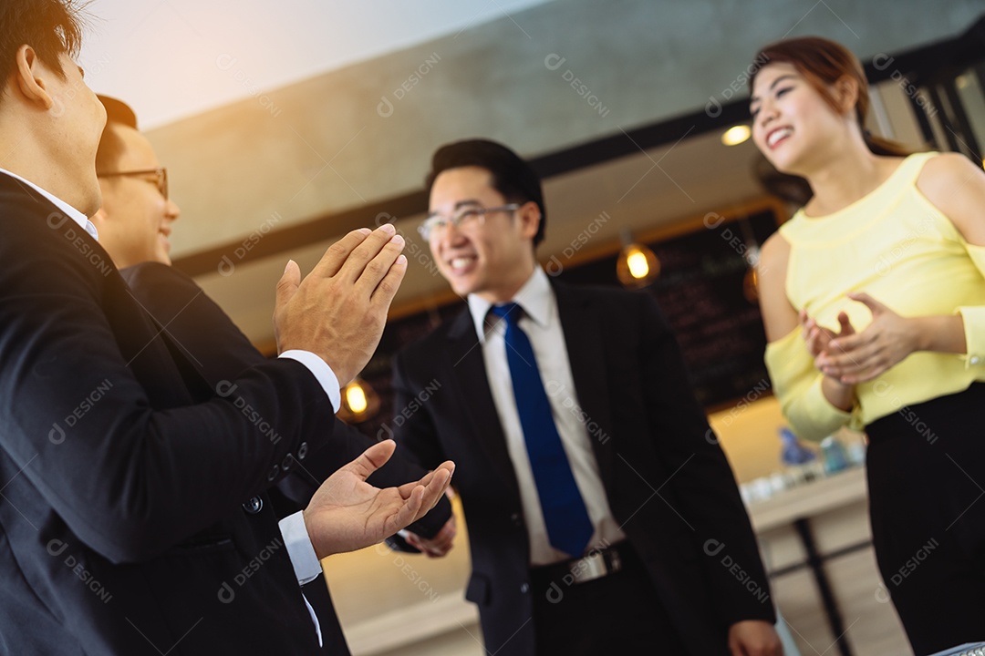 Projeto de sucesso do trabalho em equipe de negócios no escritório