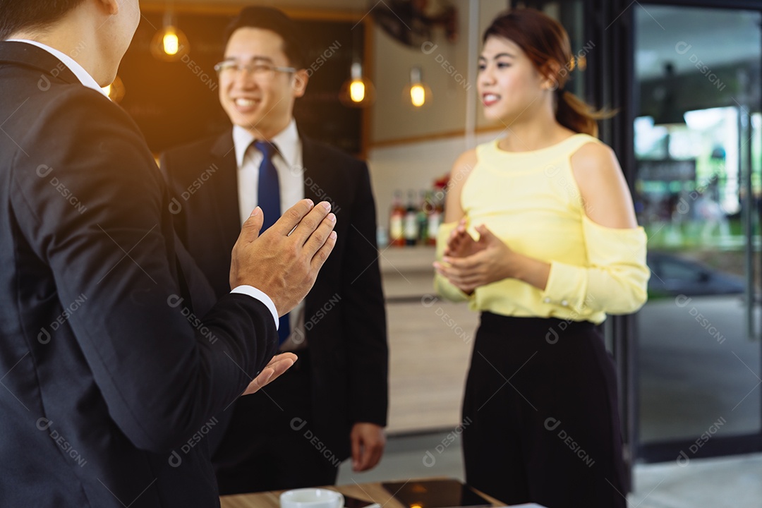 Projeto de sucesso do trabalho em equipe de negócios no escritório