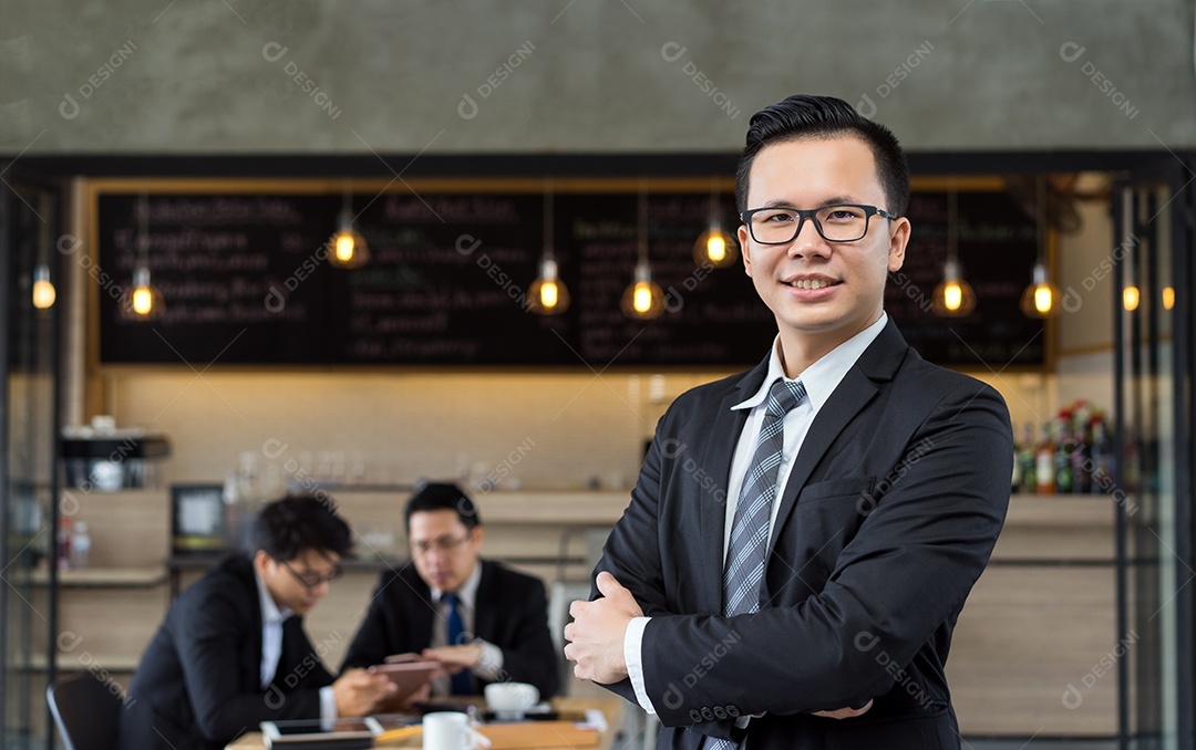Empresários que encontram o trabalho em equipe